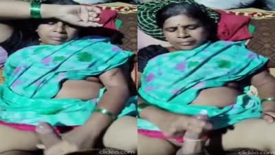 Old Aunty Jerking Young Dick Takes Mms Online